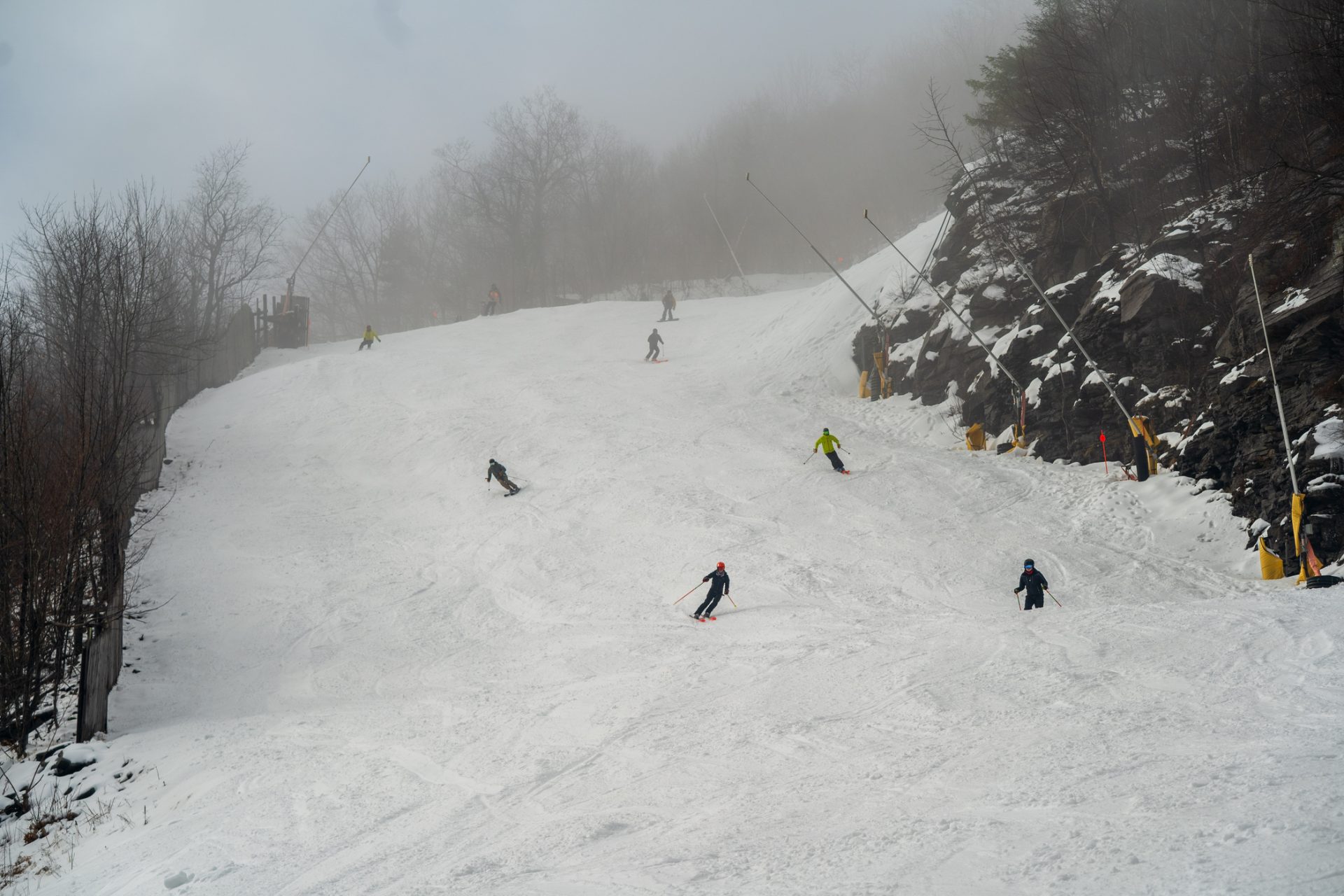 Хантер-Маунтин, штат Нью-Йорк, в субботу открылся лыжный сезон 2025–2026 годов с катанием сверху вниз.