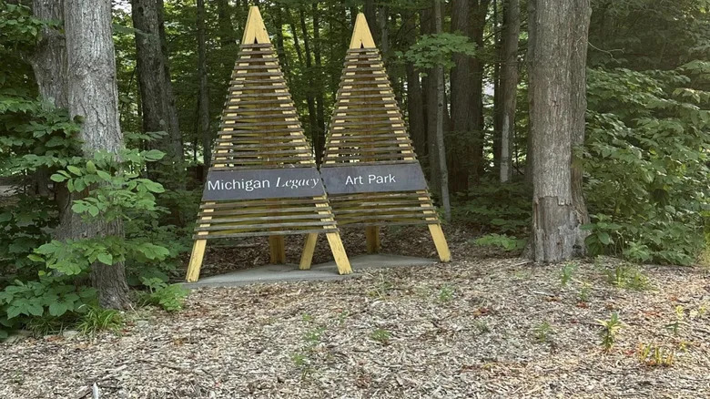 Вывеска у входа в арт-парк Michigan Legacy.