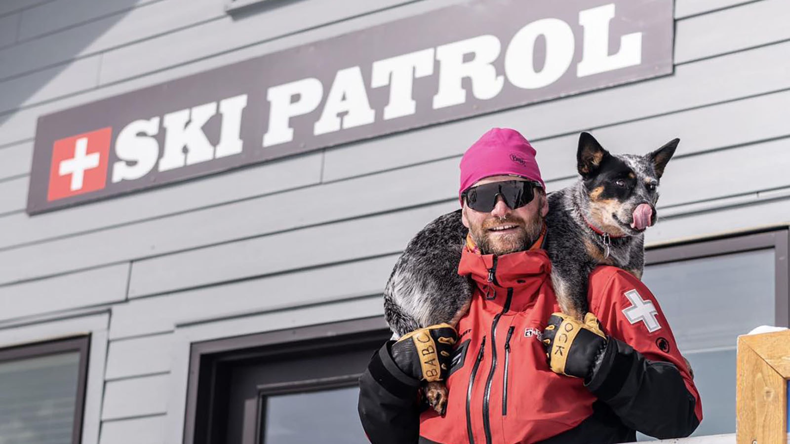 Около 90 лыжных патрульных курорта Джексон-Хоул-Маунтин в ультрабогатом округе Тетон выступают за голосование за объединение в профсоюзы. Они говорят, что опасная работа, длительные поездки на работу и растущие расходы на жилье делают практически невозможным жить в обществе, которое они защищают.