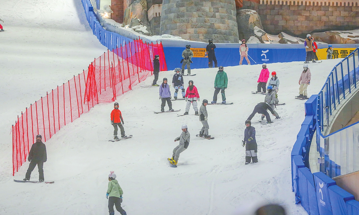 Любители лыжного спорта наслаждаются временем в крытом снежном центре в Шанхае. Фотографии на этой странице: IC 