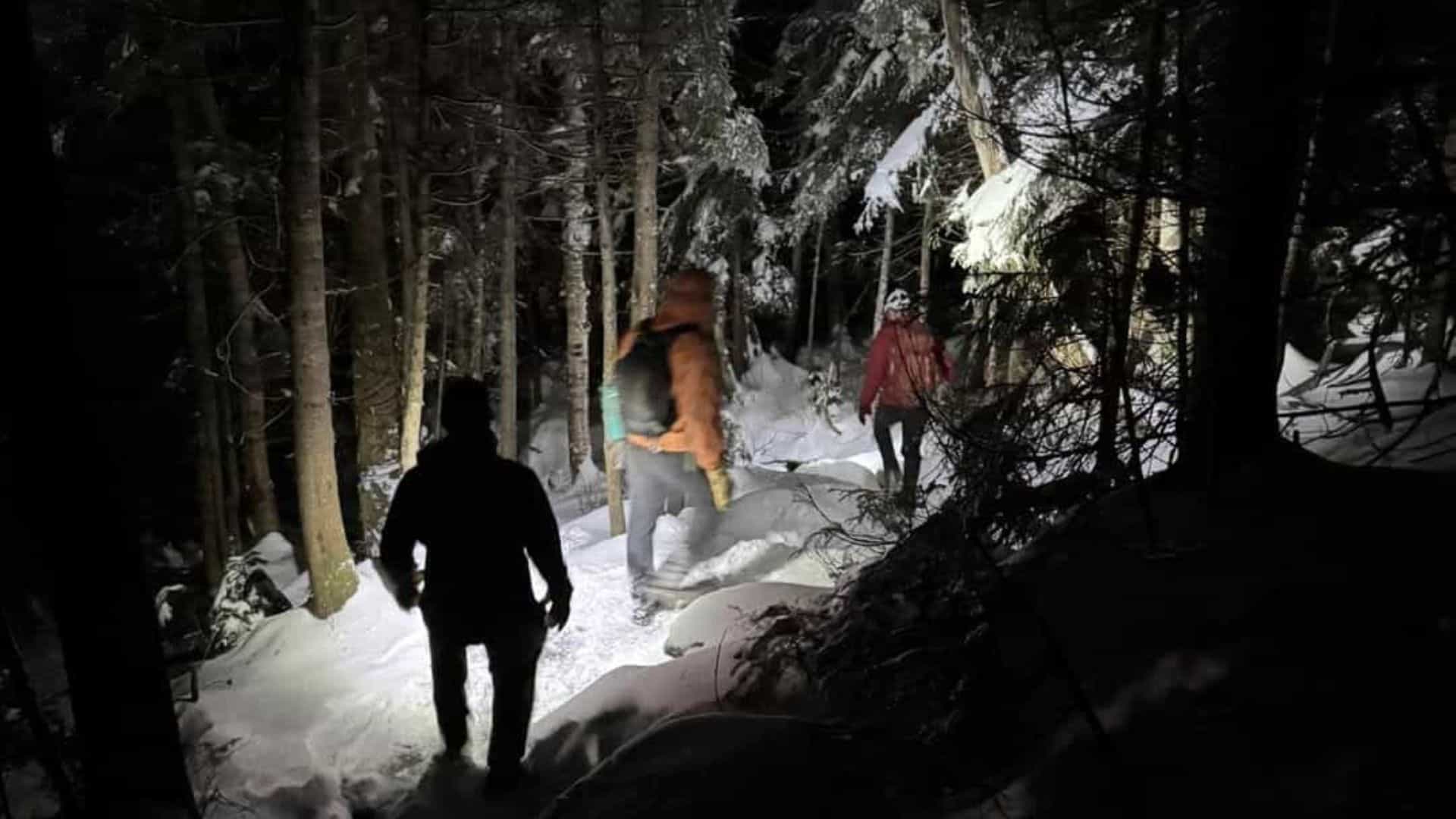 Двое молодых людей были спасены с горы Мэнсфилд после того, как застряли в снегу и были одеты только в хлопковые толстовки и спортивные штаны. | Фото: Спасательная служба Стоу Маунтин