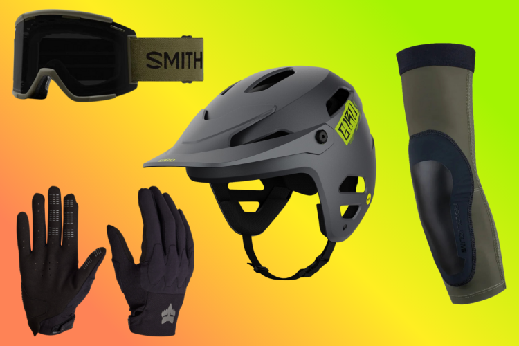 Изображение велосипедного снаряжения, включая черный шлем с ярко-желтым логотипом, пару черных перчаток, комплект налокотников и очки с зеленым ремешком, все это отображается на градиентном желто-оранжевом фоне.