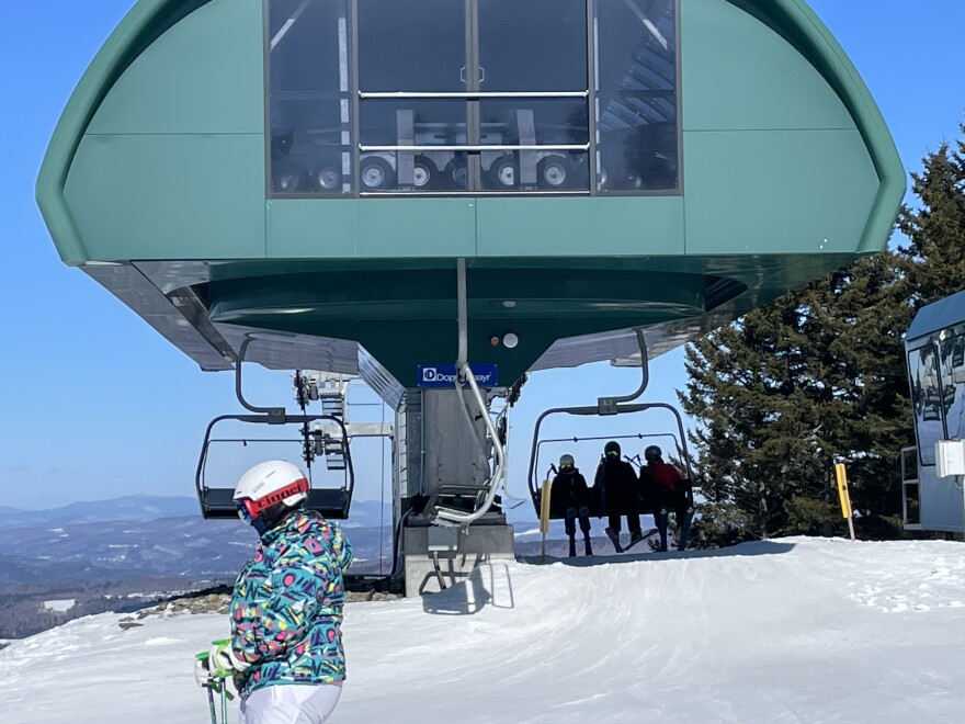 Вершина подъемника Спир Маунтин на курорте Рэггед Маунтин в Дэнбери, Нью-Гэмпшир.