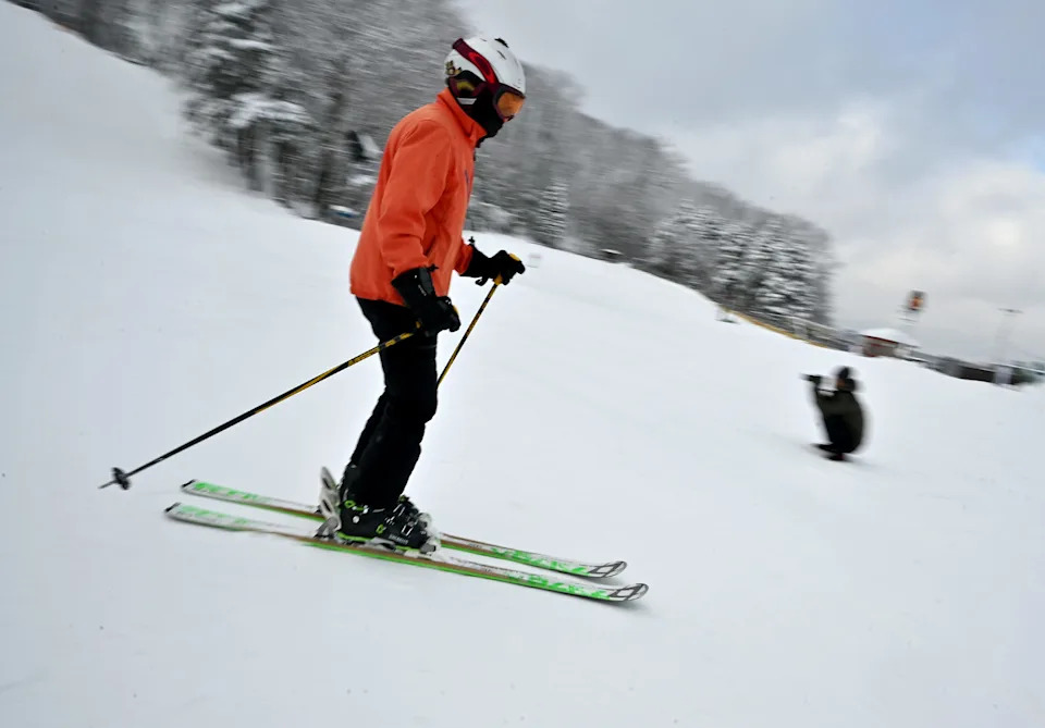 Вэл Бас из Бостона катается на лыжах на горе Вачусетт в день открытия.