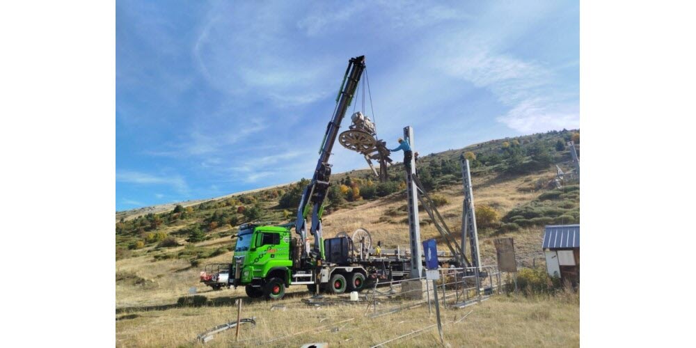 Символическое прощание со старым горнолыжным курортом: демонтаж подъемных башен в Сеюзе, 2000 г., Франция