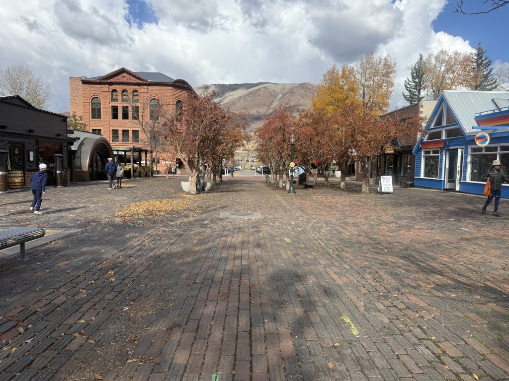 Теплая погода замедляет работы по оснежению на горнолыжных курортах Колорадо, но в долгосрочном прогнозе есть «надежда»