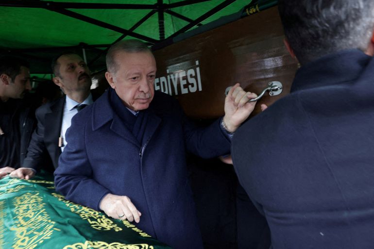 Президент Турции Тайип Эрдоган присутствует на церемонии похорон жертв смертельного пожара в отеле на горнолыжном курорте Карталкая в Болу, Турция, 22 января 2025 года. Адем Алтан / Пул через Reuters TPX ИЗОБРАЖЕНИЯ ДНЯ