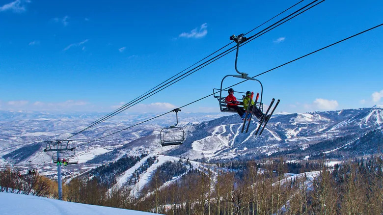 Люди на кресельном подъемнике на горе Парк-Сити в Юте
