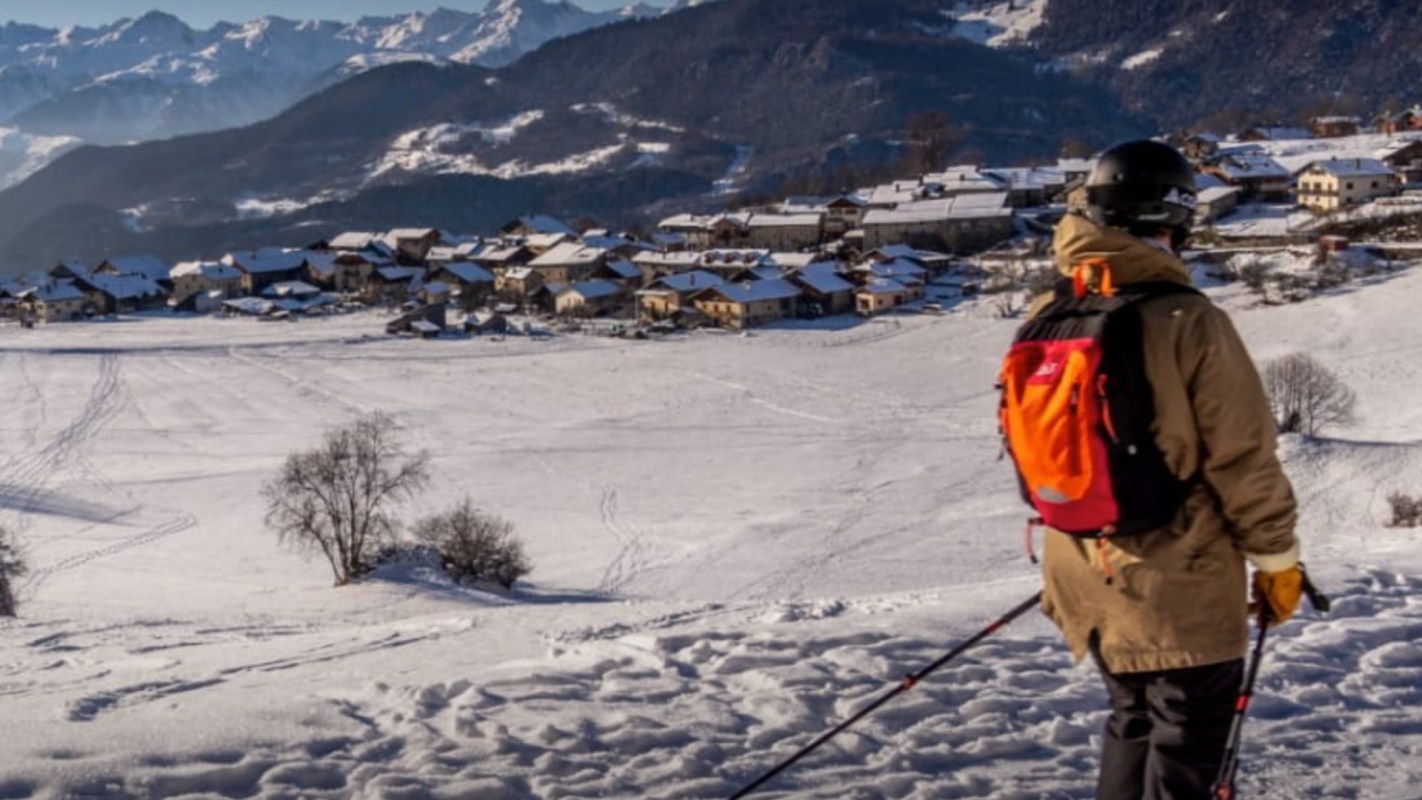 Французской деревне Нотр-Дам-дю-Пре пришлось закрыть горнолыжные подъемники после многих лет отсутствия снега.