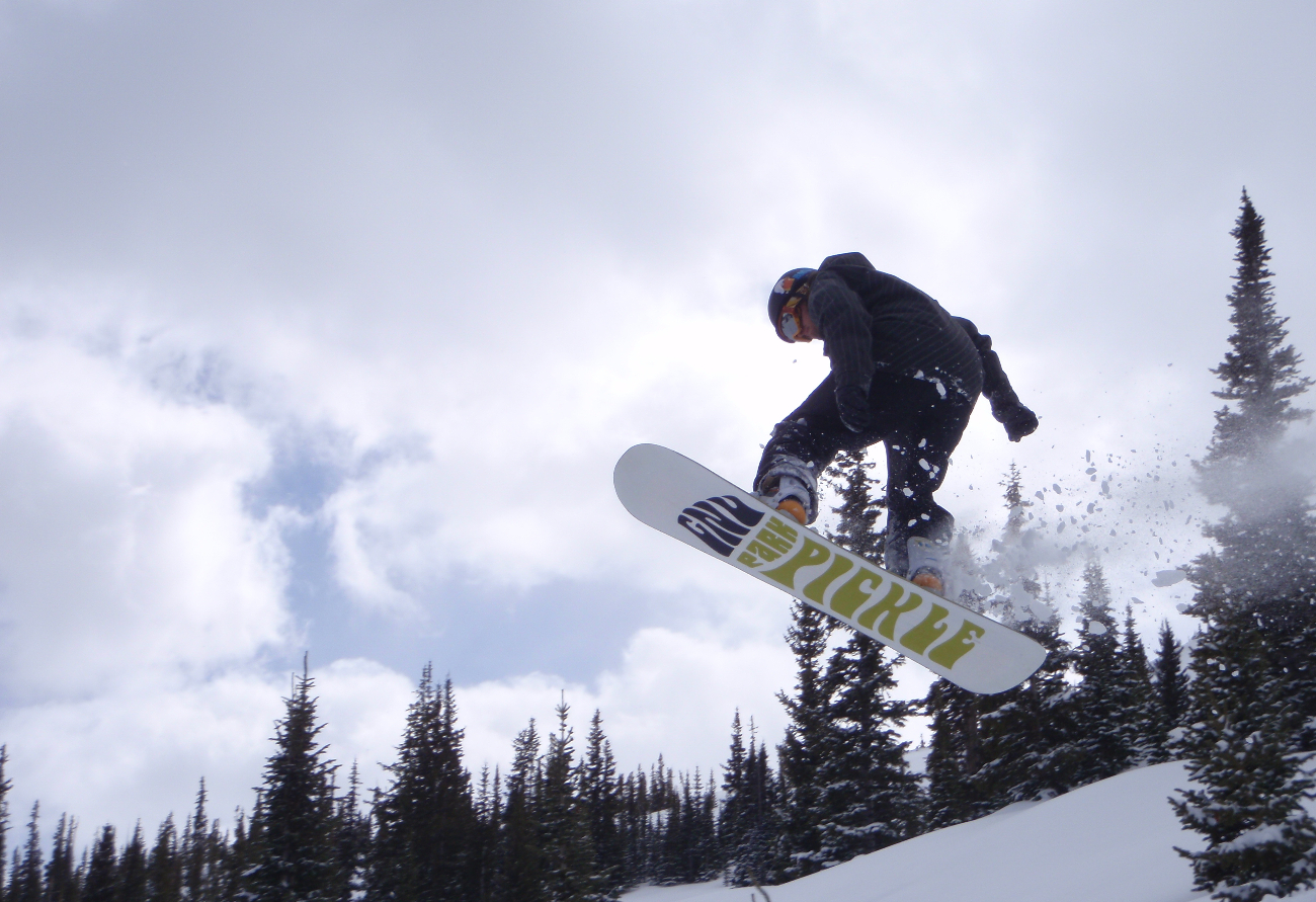 Сноубордист ловит воздух в Брекенридже
