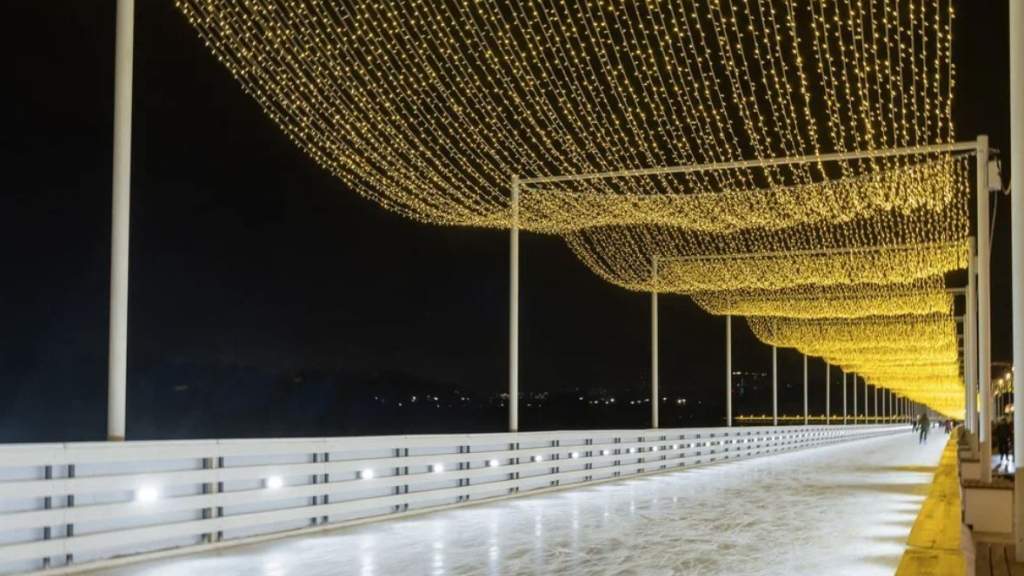 Чем заняться в Москве на новогодних праздниках 2026: каток, горнолыжный курорт и трассы для беговых лыж в Москве Чем заняться в Москве на новогодних праздниках 2026: каток, горнолыжный курорт и трассы для беговых лыж в Москве