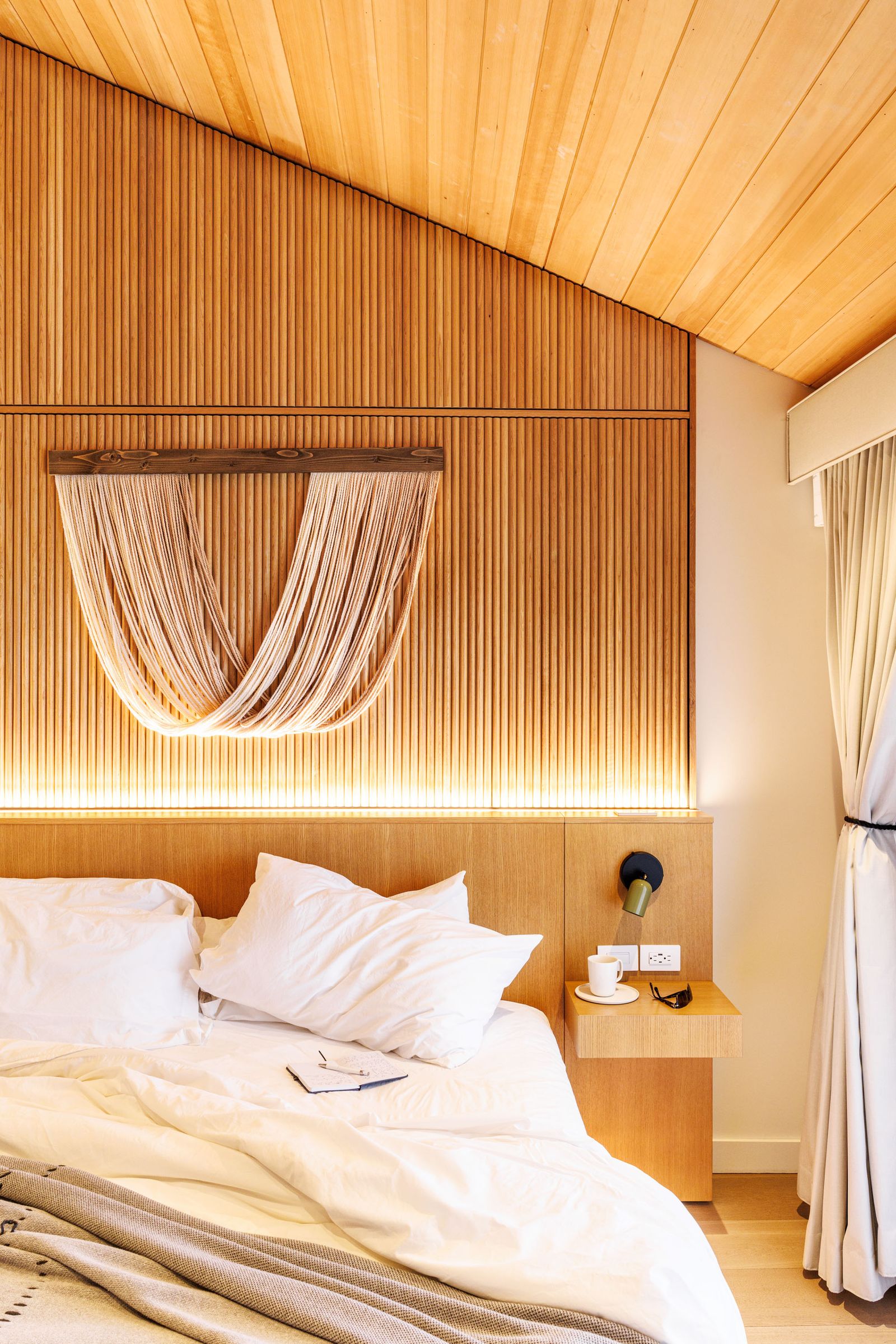 На изображении может находиться дизайн интерьера в помещении и деревянные панели