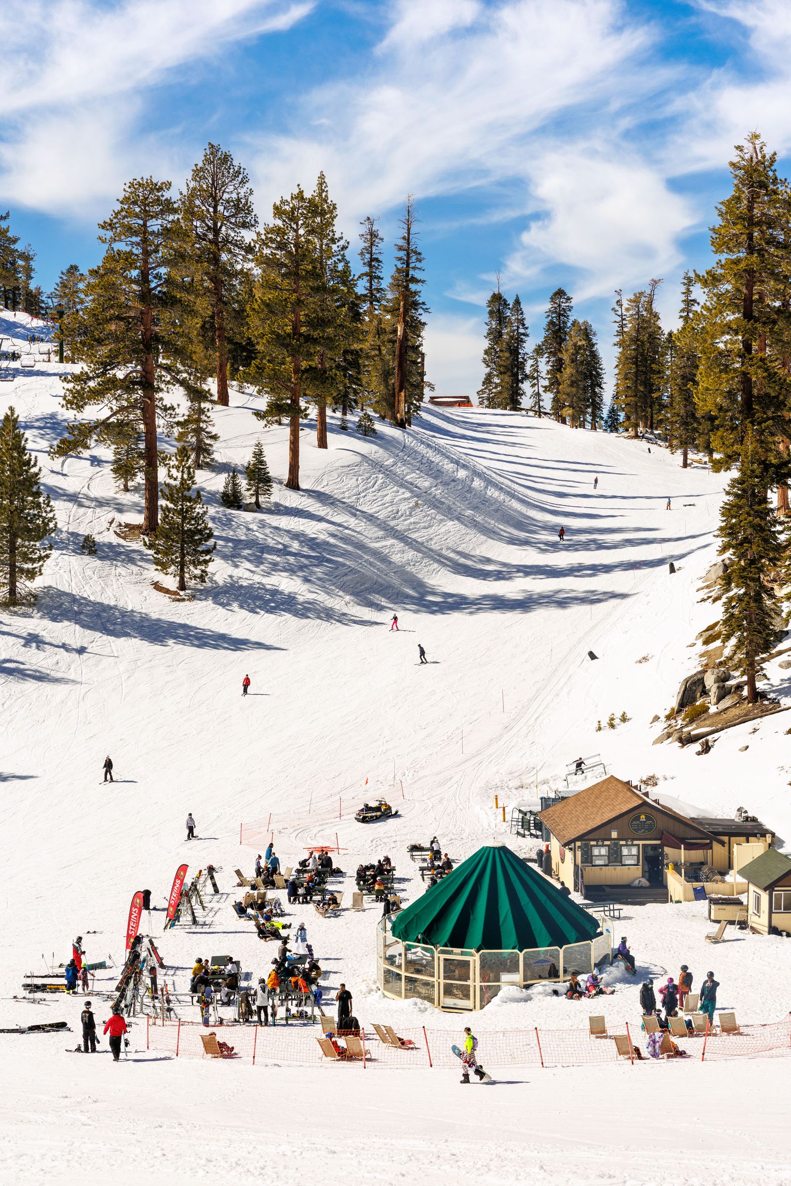 Изображение может содержать на улице Природа Человек Склон Архитектура Здание Отель Курорт Снег и мотоцикл