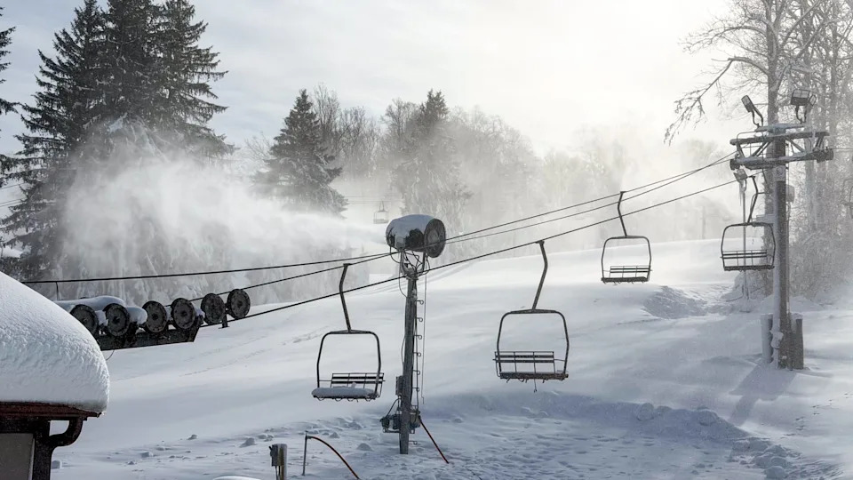 Горнолыжный курорт Snow Trails в Мэнсфилде убирает снег и готовит склоны перед днем открытия 11 декабря 2025 года.