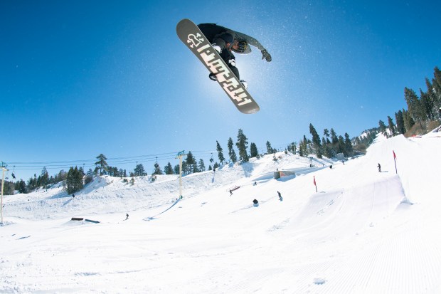 Курорты Big Bear Mountain привлекают сноубордистов и лыжников со всего региона. (Посетите Big Bear / BBMR)