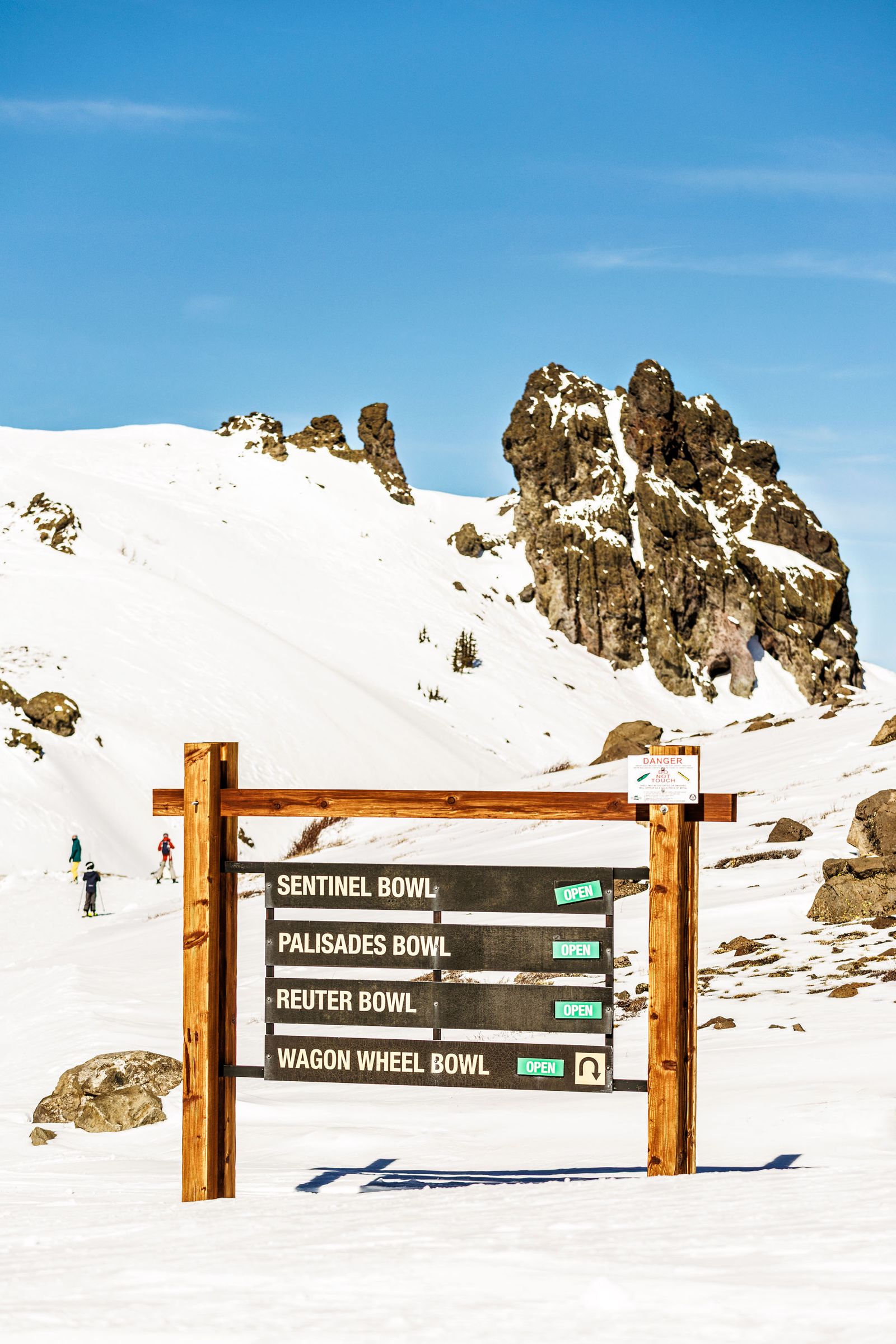 Изображение может содержать Природа на открытом воздухе Гора Горный хребет Пик Человек и ворота