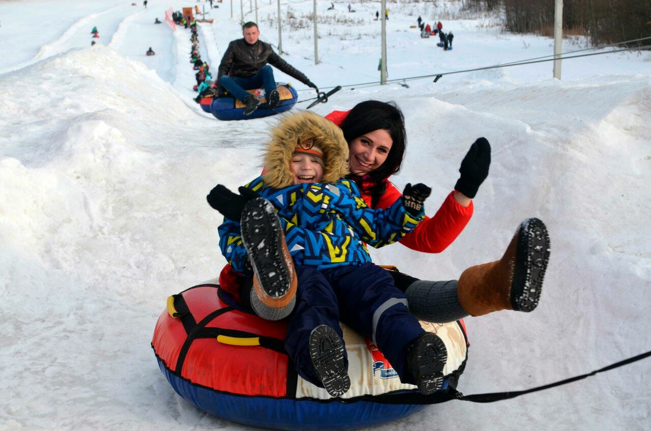 Люди катаются на «ватрушках» в парке «Елагино»