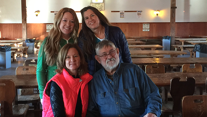 Папа и дочка в кафе225