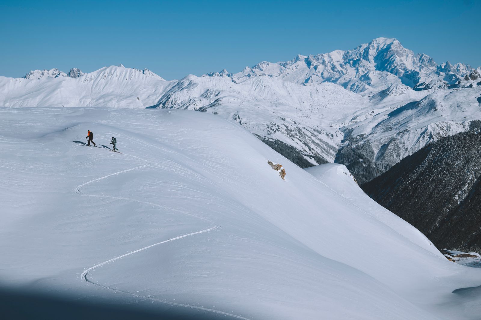 Изображение может содержать Природа на открытом воздухе Склон горы Горный хребет Пик и снег