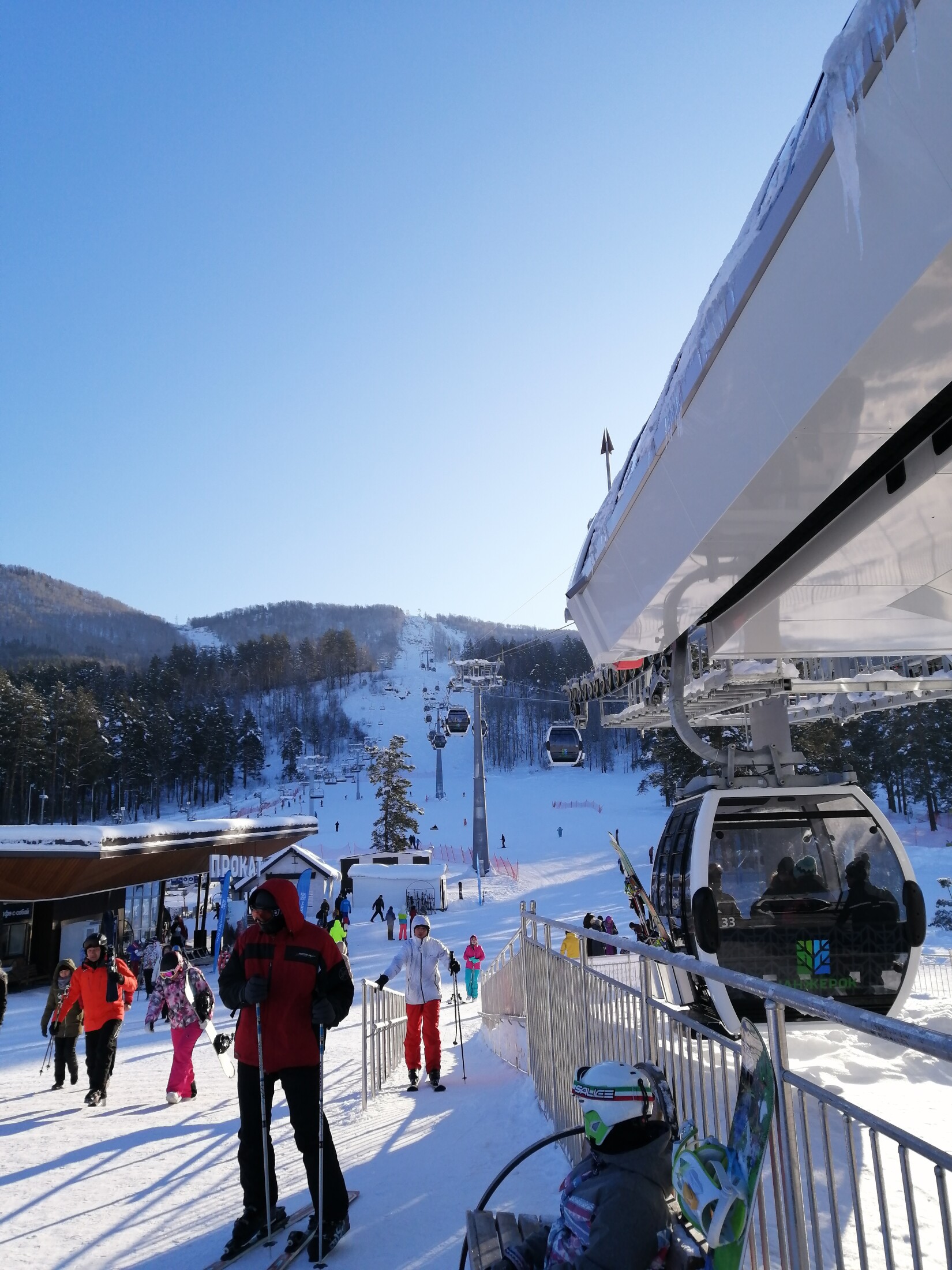 Зимний адреналин: лучшие места для катания на горных лыжах и сноуборде в Алтае и их стоимость.