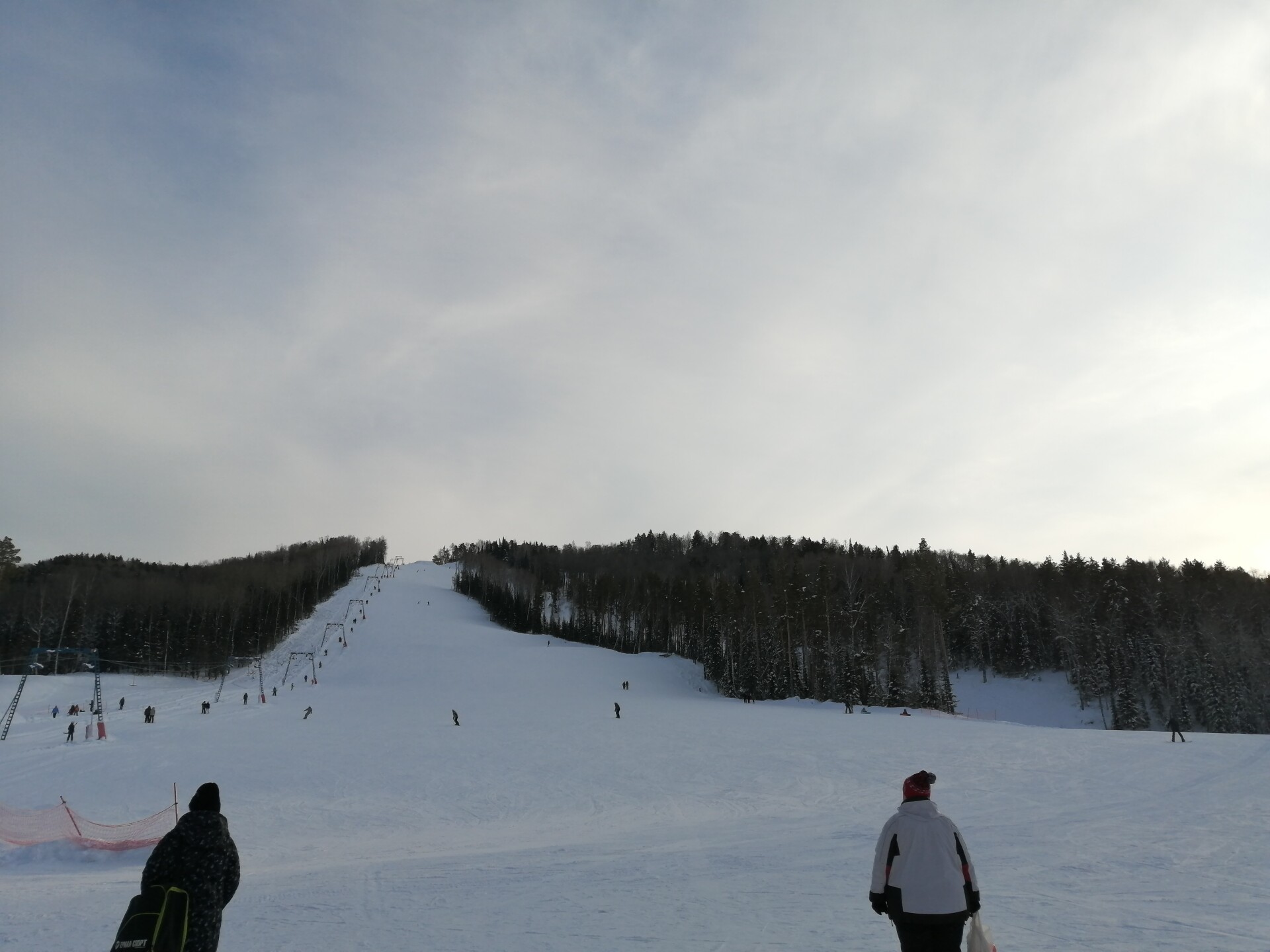 Зимний адреналин: лучшие места для катания на горных лыжах и сноуборде в Алтае и их стоимость.