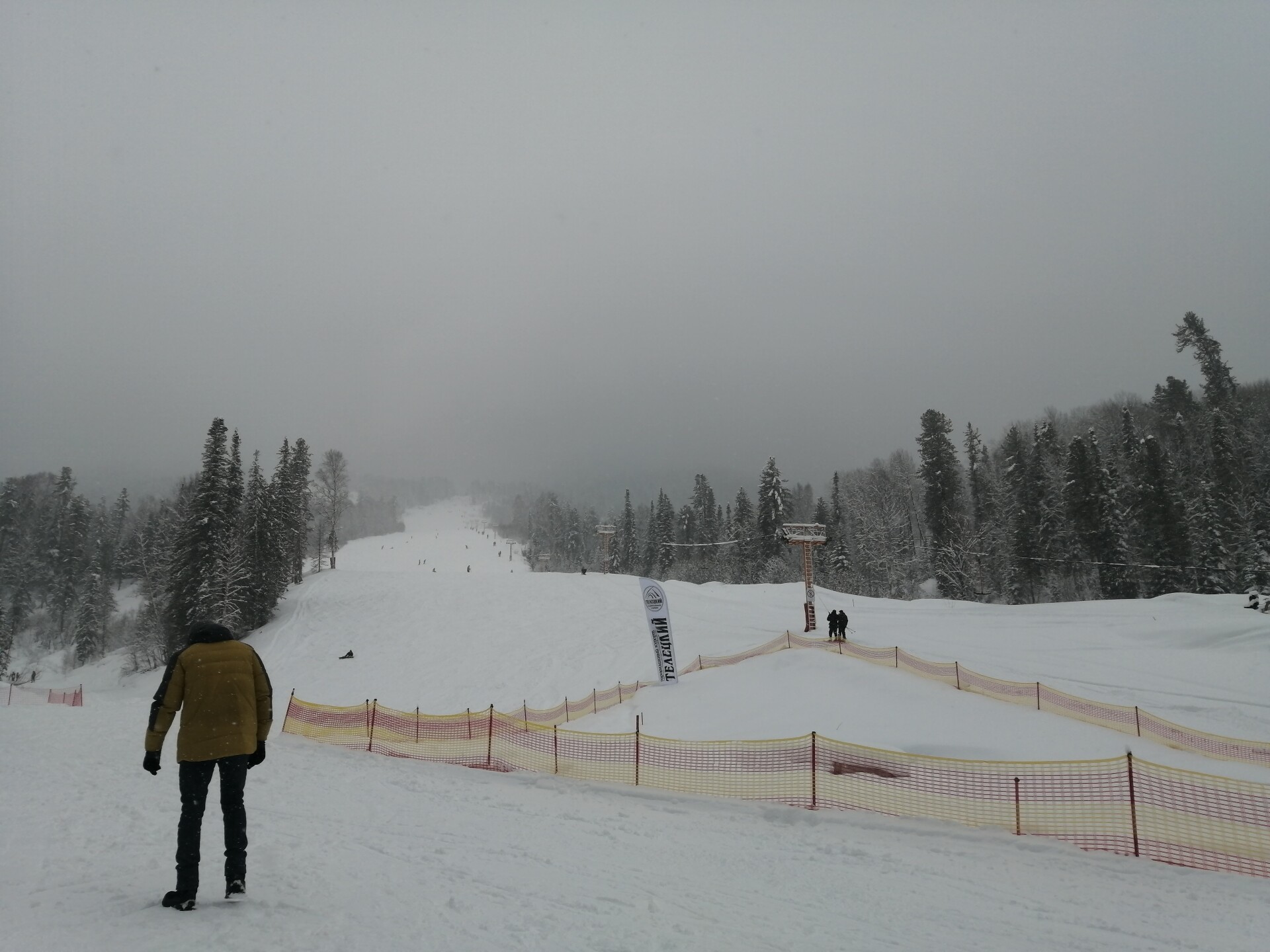 Зимний адреналин: лучшие места для катания на горных лыжах и сноуборде в Алтае и их стоимость.