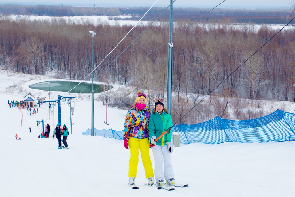 Зимний адреналин: лучшие места для катания на горных лыжах и сноуборде в Алтае и их стоимость.